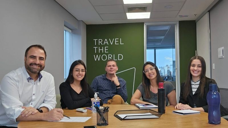 Maurício França em reunião de trabalho